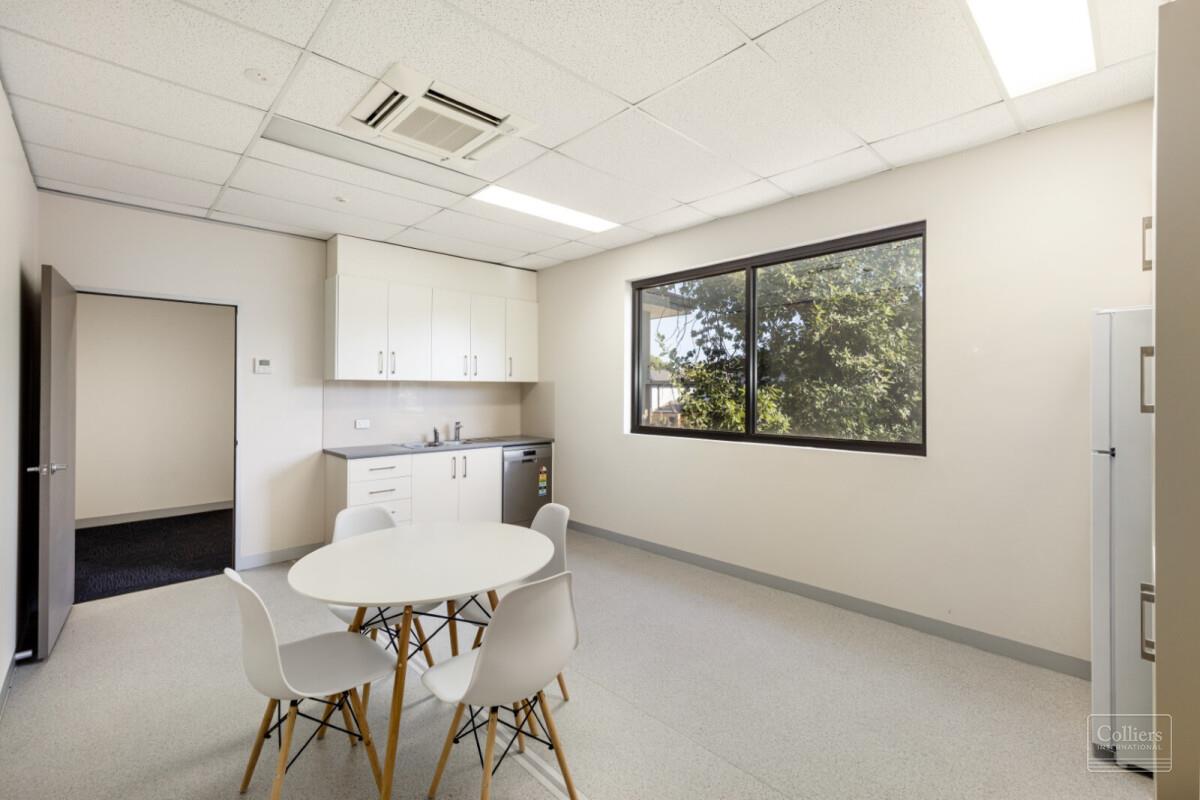 Light filled open plan office - #5