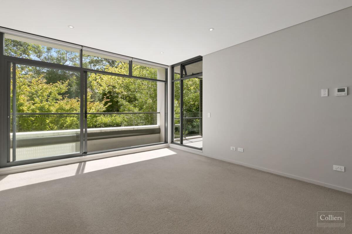 Northerly Light And Superb Privacy In A Prestigious Complex - #1