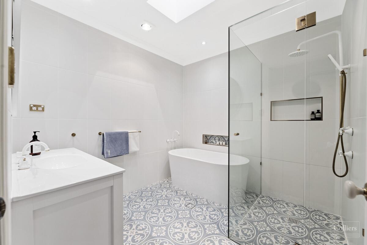 Refined Family Home... 4 Bay shed... 2498m2 - #12