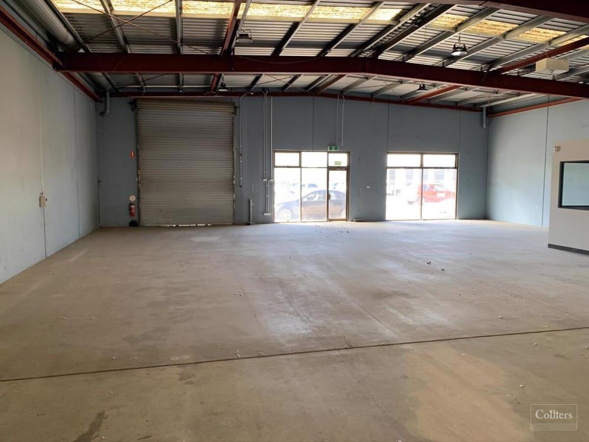 Modern Showroom/Warehouse in Prime Location - #4