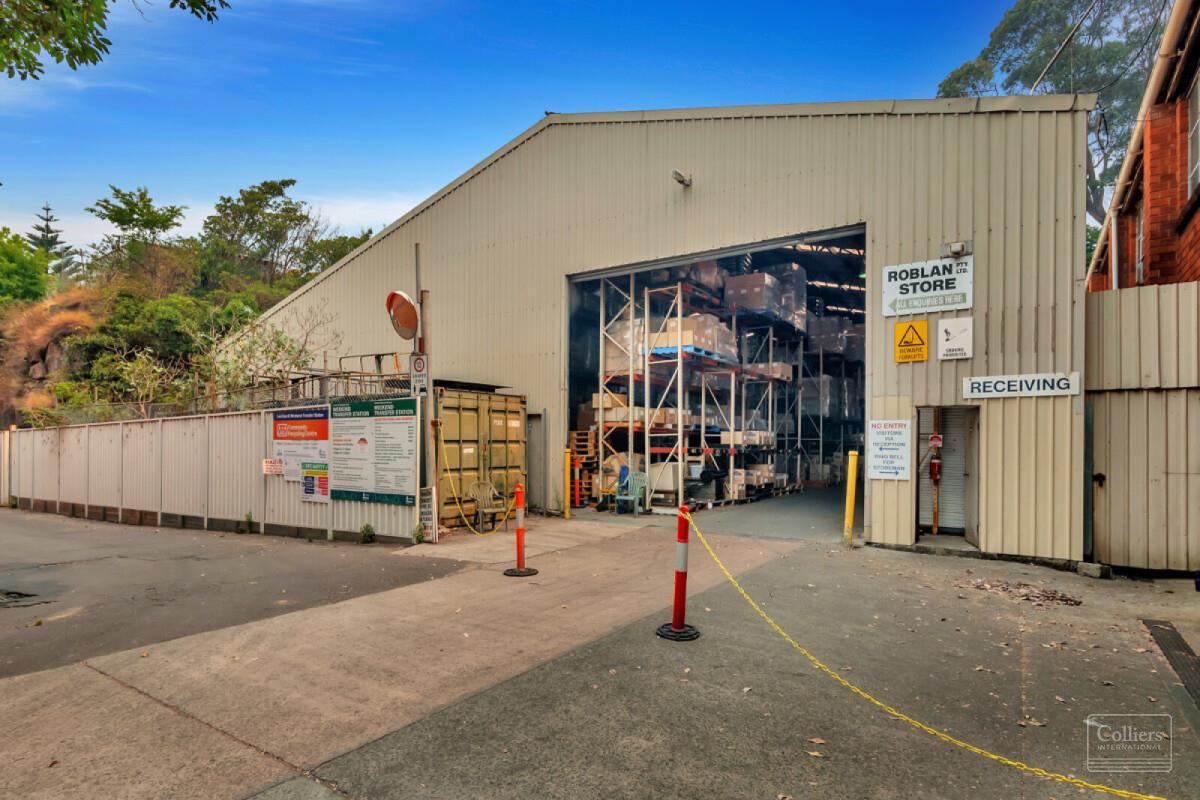 589m² High Clearance Warehouse with Container Loading Area - #1