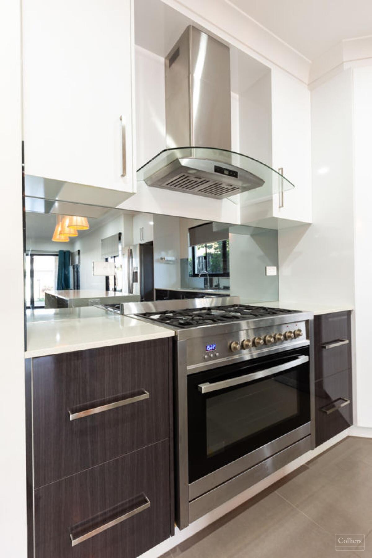 STUNNING CONTEMPORARY EXECUTIVE HOME - #4