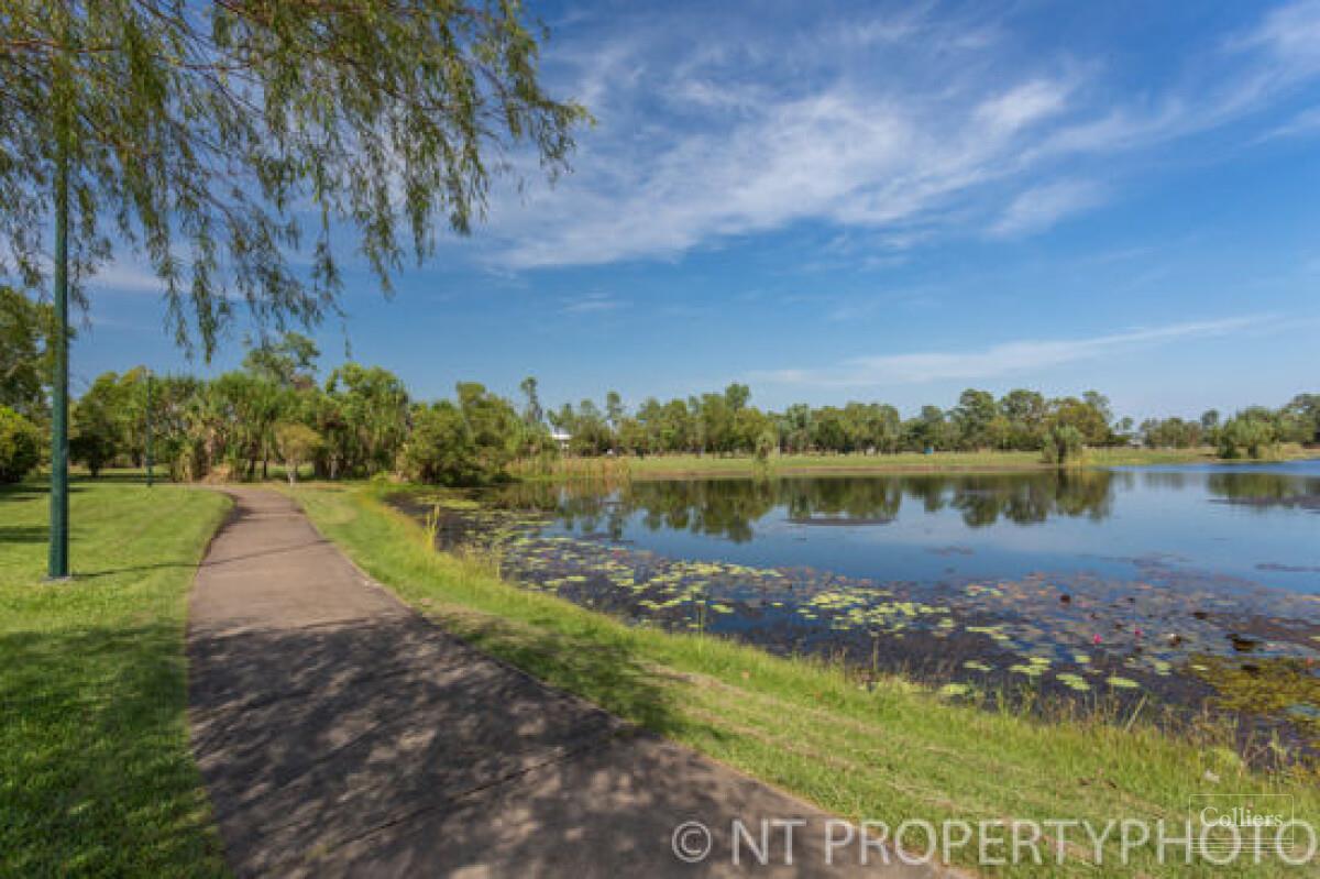 STUNNING CONTEMPORARY EXECUTIVE HOME - #19