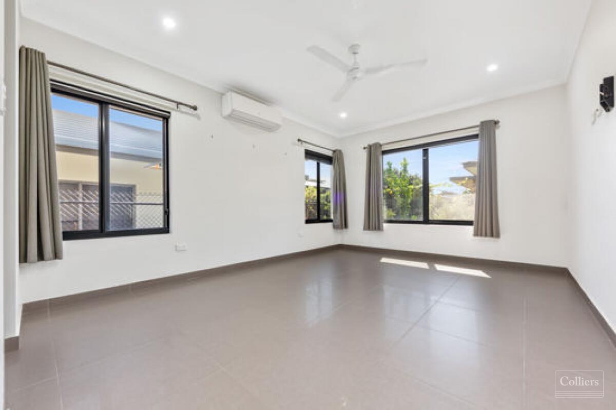 STUNNING CONTEMPORARY EXECUTIVE HOME - #12