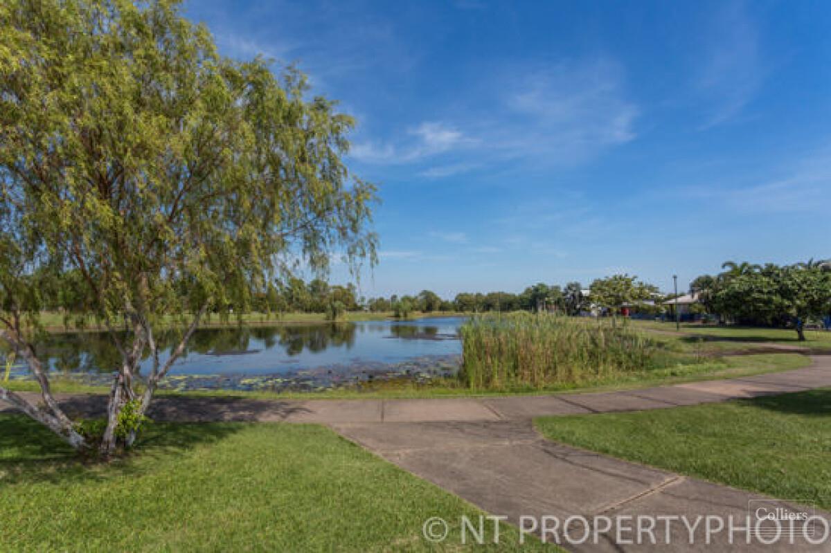 STUNNING CONTEMPORARY EXECUTIVE HOME - #18