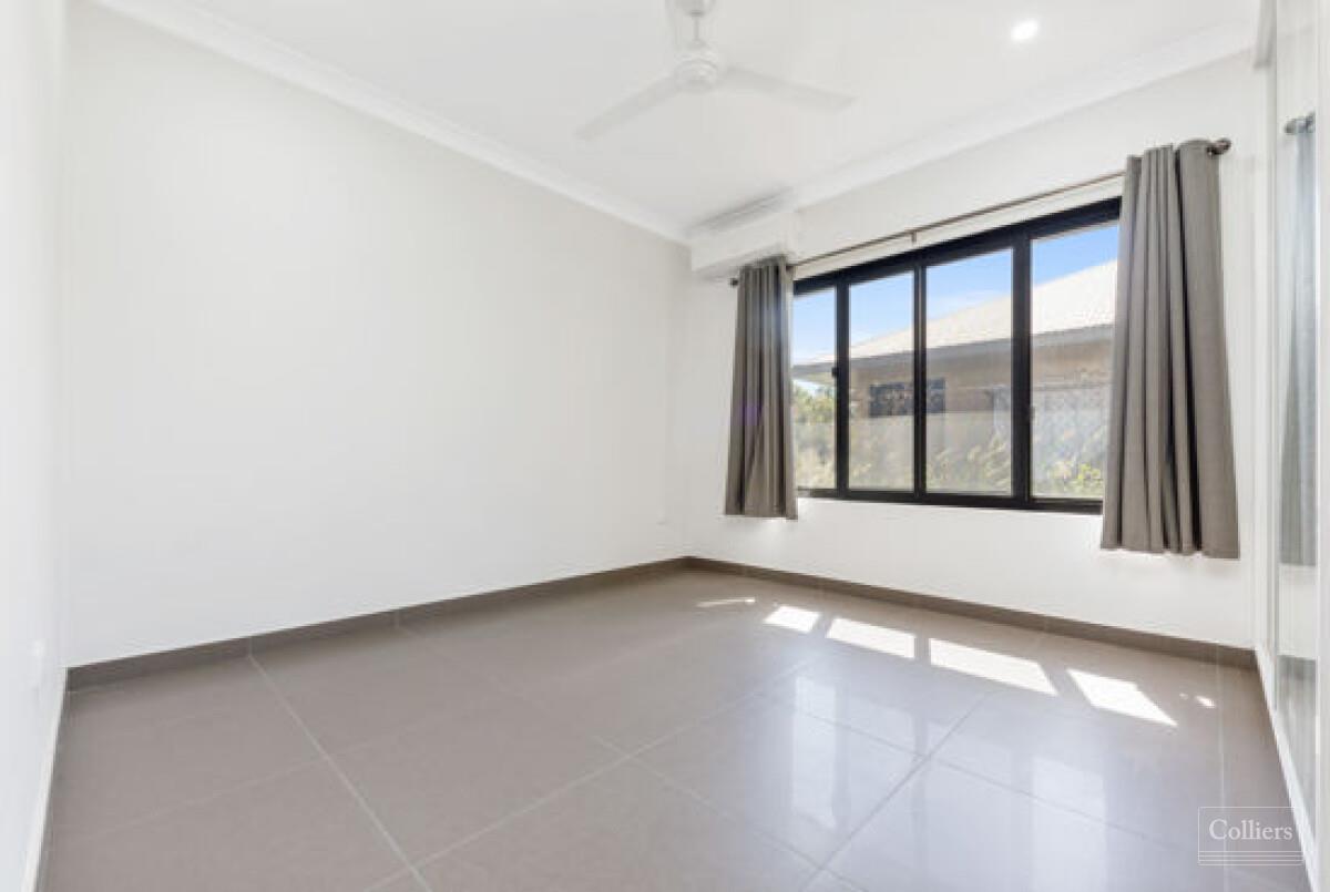 STUNNING CONTEMPORARY EXECUTIVE HOME - #11