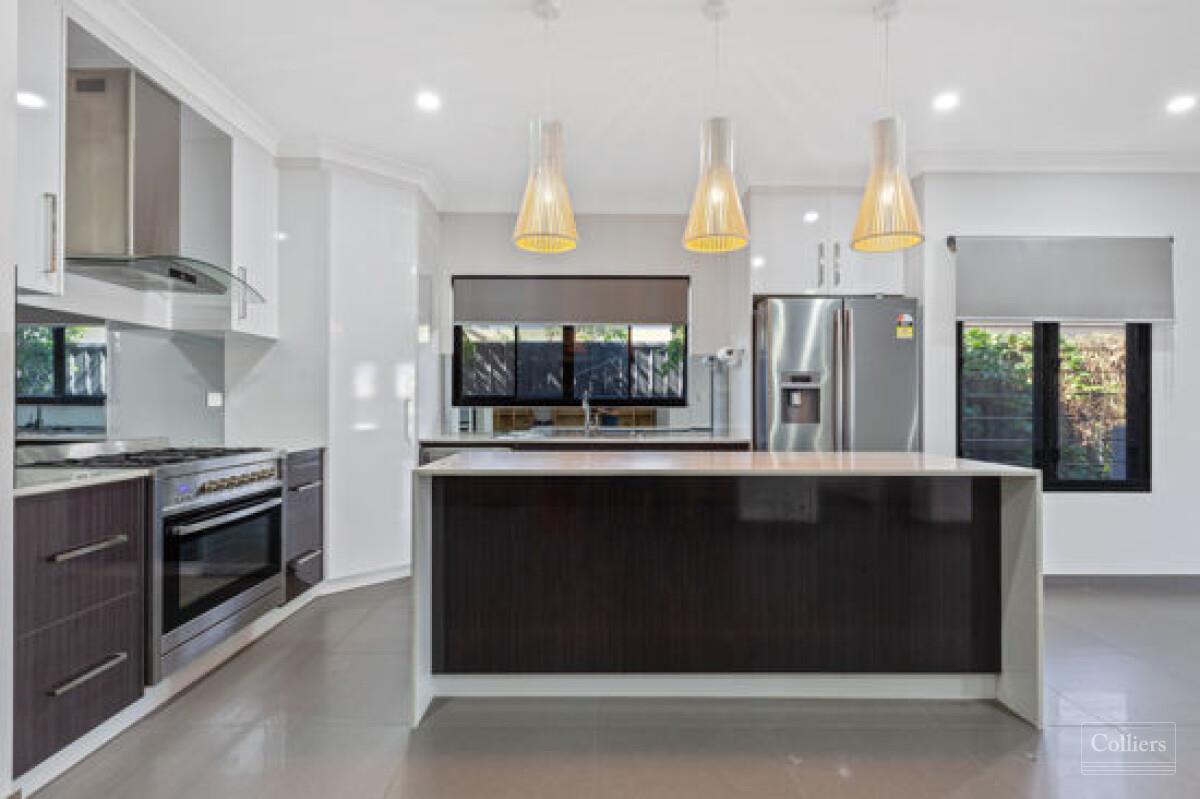 STUNNING CONTEMPORARY EXECUTIVE HOME - #3