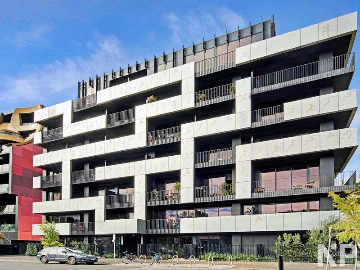 STUNNING CITY FACING APARTMENT UNDER CONTRACT! - #9