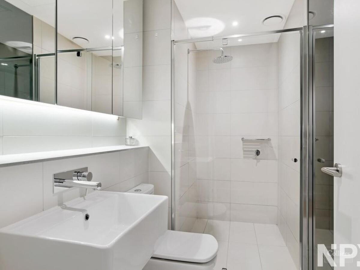 STUNNING CITY FACING APARTMENT UNDER CONTRACT! - #6