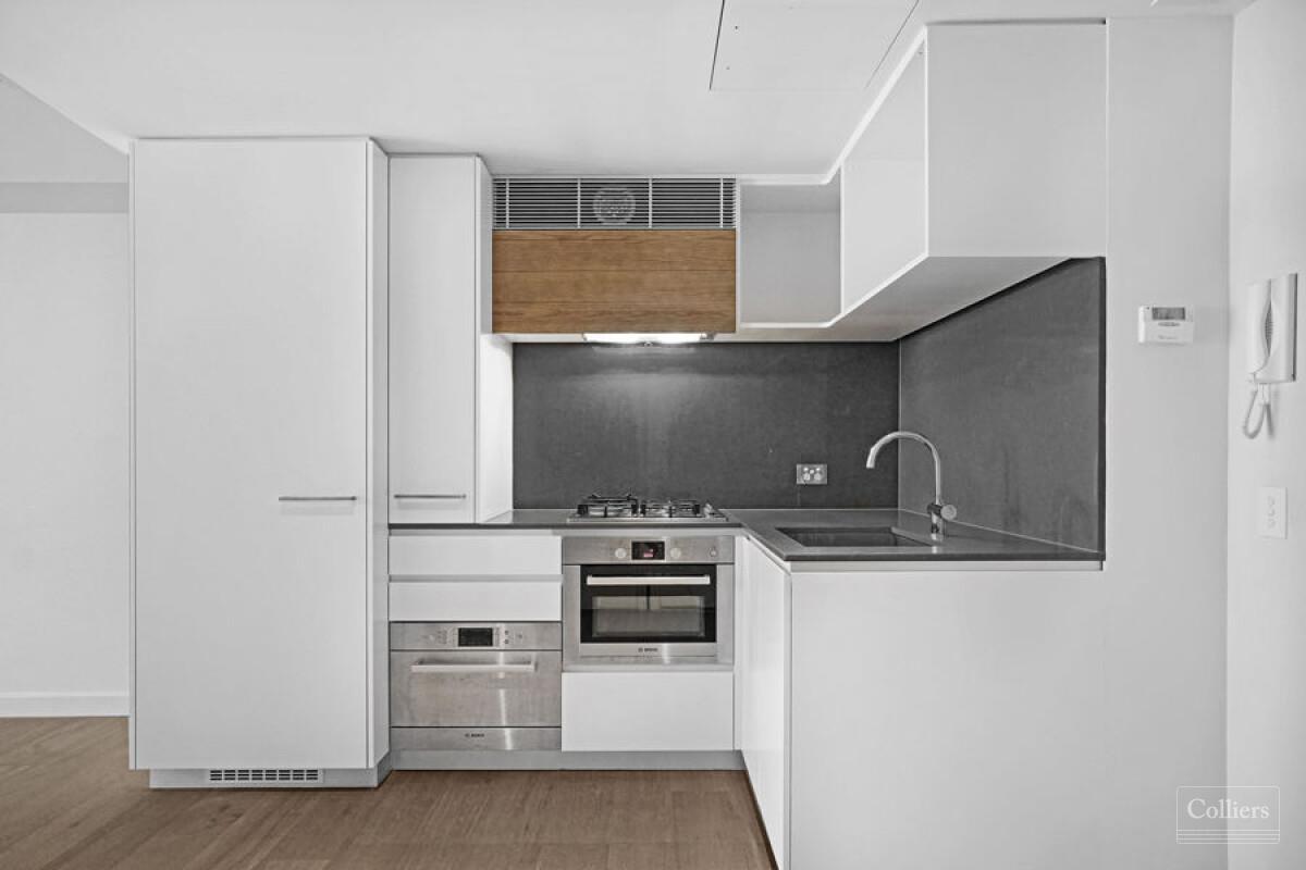 Sleek contemporary apartment in the exclusive `Panorama' - #2