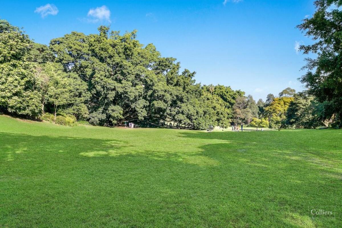 Sleek contemporary apartment in the exclusive `Panorama' - #9