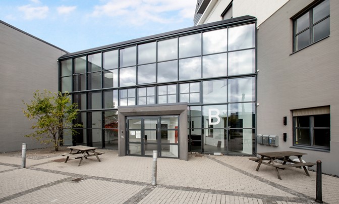 Moderne kontor med strategisk placering - #1