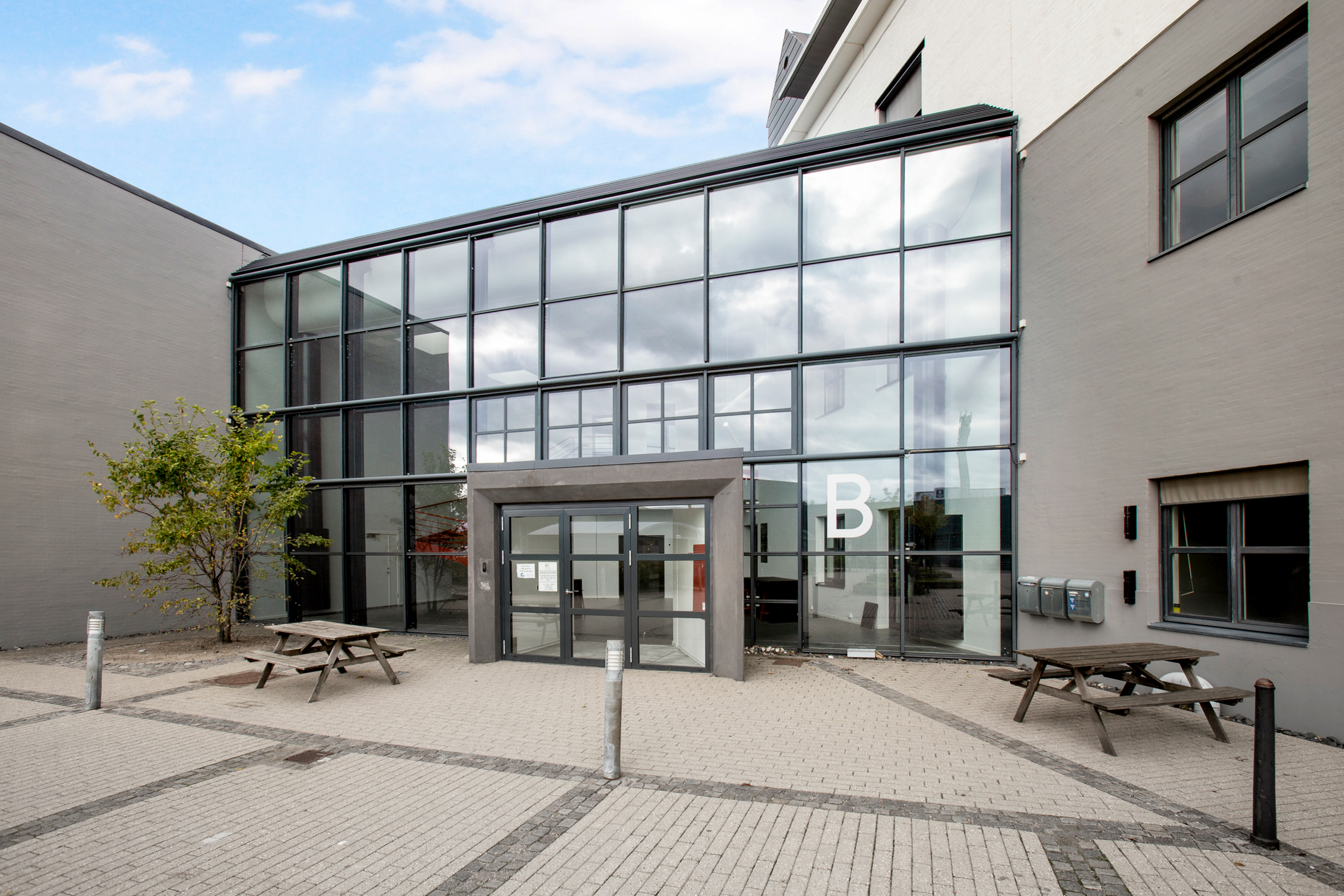 Moderne kontor med strategisk placering - #1