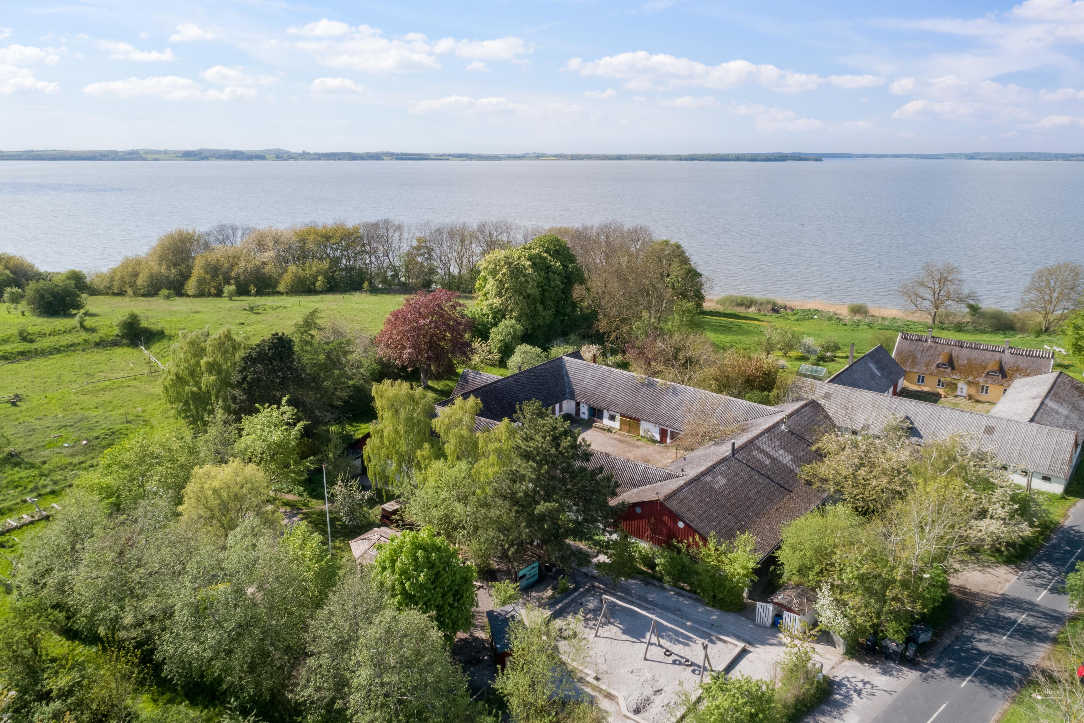 Landejendom beliggende i det idylliske Lille Lyngby i Skævinge - #1