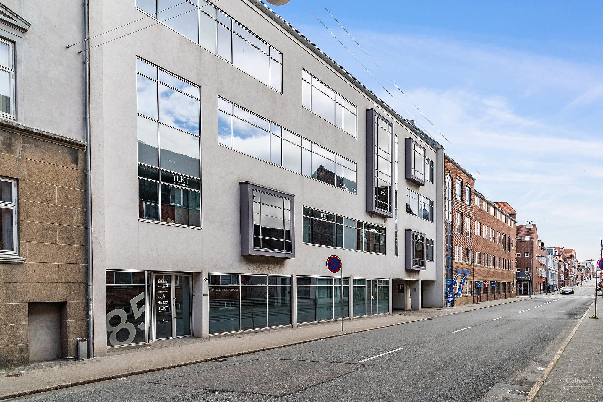 Centralt beliggende kontorejendom sælges - #1