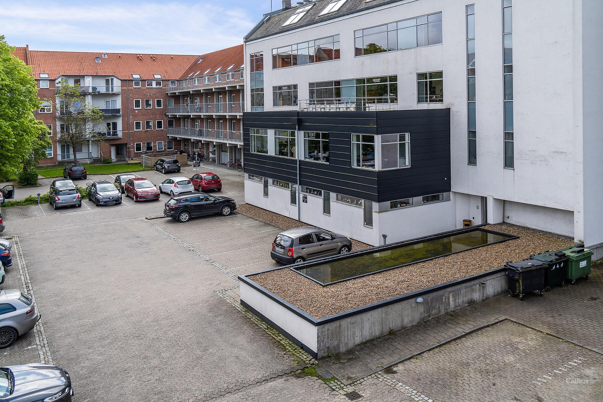 Centralt beliggende kontorejendom sælges - #2