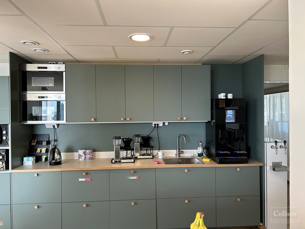 Ledig lokal högt upp i huset på Sveavägen 17 - #5