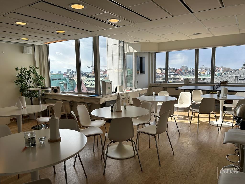 Ledig lokal högt upp i huset på Sveavägen 17 - #4