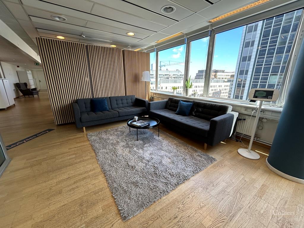 Ledig lokal högt upp i huset på Sveavägen 17 - #3