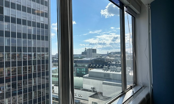 Ledig lokal högt upp i huset på Sveavägen 17 - #1