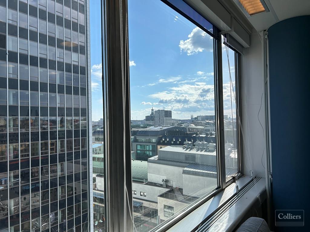 Ledig lokal högt upp i huset på Sveavägen 17 - #1